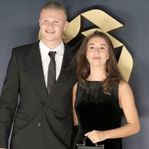 「夢のようだわ！」ハーランド恋人がラブラブショット公開！ 同僚MF＆パートナーも一緒に【Ｗ杯】