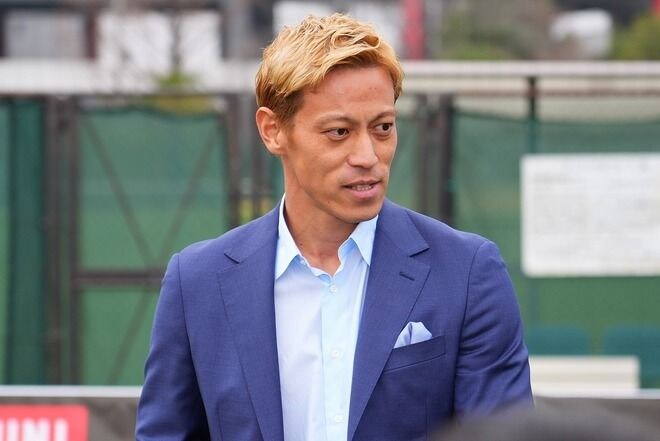 「泣けてきた」「まさに天国から地獄」先制シーンで絶叫→逆転されて呆然…本田圭佑の“感情むき出し”リアクションが話題「ハイタッチの熱量よ」【W杯】