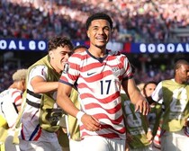 「ヒーローすぎる」開催国アメリカの24歳MFが決めた鮮烈FK弾に脚光！「は？？？？？ えぐ」「縦回転キターー！」【Ｗ杯】