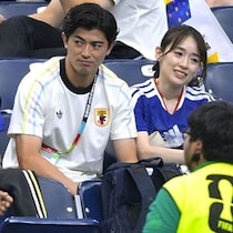 「どんだけ綺麗な奥さんなんだ…」ブラジル戦後にキャッチされた日本代表CBの“最強女優妻”に海外ファンも熱視線「絵に描いたような夫婦」「心が温まるね」【W杯】