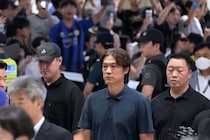 「帰国からわずか２日だ！」辞意を表明したホン・ミョンボ前監督がなんとアメリカへ出国→空港で報道陣に囲まれて…「内紛？ そういう事実はない」【W杯】