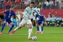 衰え知らずの41歳！ C・ロナウドが冷静PK弾、 “決勝T初ゴール”の歴史を刻む【W杯】