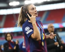 「ハリウッド女優かと思った」バルセロナ女子MFがスペイン勝利に歓喜！ スタジアムでの笑顔ショットにファン喝采「モデルみたい」「惚れそう」【Ｗ杯】