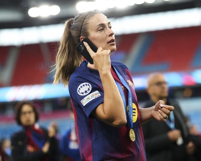 「ハリウッド女優かと思った」バルセロナ女子MFがスペイン勝利に歓喜！ スタジアムでの笑顔ショットにファン喝采「モデルみたい」「惚れそう」【Ｗ杯】