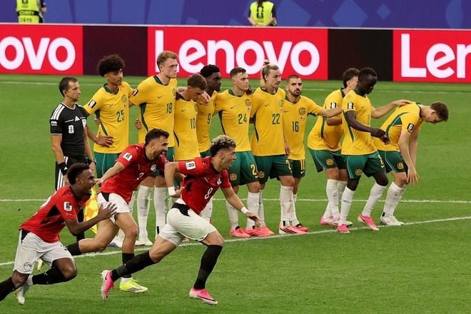 「なぜ18歳のDFが…」「恥ずべきことだ」豪州ファン怒り噴出。PK戦敗退後、“キッカー選択”に批判殺到「先にCB2人が蹴るなんて」「誰のアイデアだよ」【W杯】