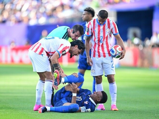 「チンピラ野郎ども」「カード0だと?」1-0勝利も荒れた試合に…フランスのファンがパラグアイの振る舞いに怒り!「サッカーじゃない」「フェアプレー精神のかけらもない」【W杯】