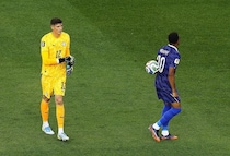 無視かよ！ パラグアイGKが試合後、エムバペにボールを投げつける。「カッとなった瞬間はあったけど」フランスをリスペクト「優勝候補だ」【Ｗ杯】