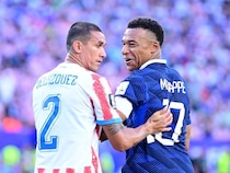 「堅実に試合を裁いた」ラフプレー連発もカード０で批判殺到も…パラグアイのメディアはレフェリングを称賛。エムバペを非難「傲慢で尊大な態度を見せた」【W杯】