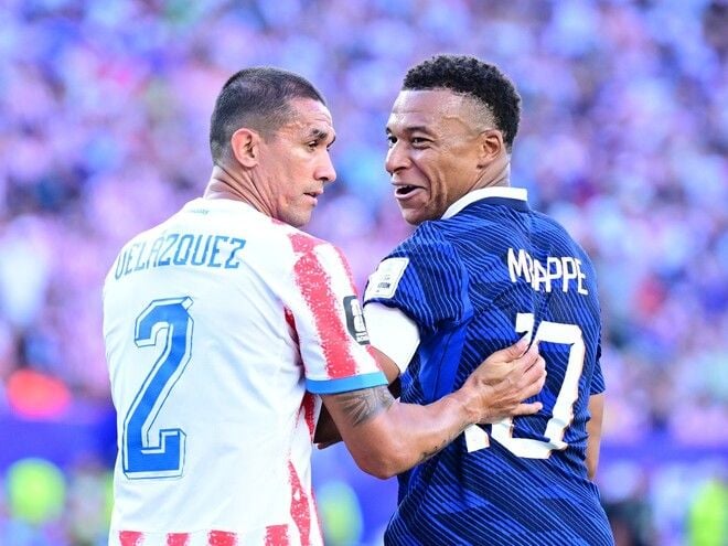 「堅実に試合を裁いた」ラフプレー連発もカード0で批判殺到も…パラグアイのメディアはレフェリングを称賛。エムバペを非難「傲慢で尊大な態度を見せた」【W杯】
