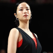 「可愛さが爆発してるよ」大人気女優が公開した“完売代表アウェーユニ”姿に脚光！「スゲー」「スズ→11番→カズ!?」