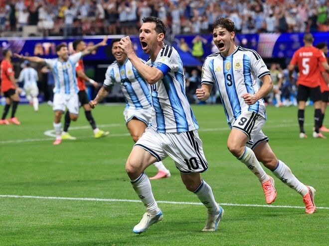 前回王者アルゼンチンが劇的勝利で8強進出! 2点ビハインドの大ピンチも…メッシの9戦連発弾など終盤に怒涛の3ゴール、3-2でエジプトを下す【W杯】