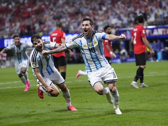 「神神神」「１億回ぐらい見返したくなる」W杯９戦連発！ メッシの劇的ゴラッソにファン大熱狂「ゴールパフォーマンスの時が一番走ってる？」