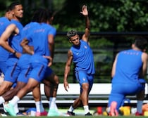 バルコラかドゥエか、それが問題だ。フランス大手紙がモロッコ戦に臨むレ・ブルーのスタメンを予想。チュアメニは練習復帰も「先発はないだろう」【Ｗ杯】