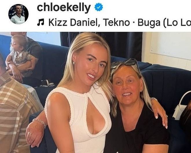「ピンクのビキニ姿にファン驚愕」英女子代表の28歳人気者が大胆ショット公開! 称賛の声を英紙紹介『素晴らしい作品だ』『絶対的に最高』