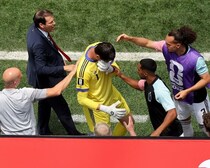 「ああ、大変だ」スペイン戦でまさかの事態。ベルギー守護神の負傷交代をBBCが速報「クルトワの反応から察するに、あまり良い知らせではないかも」【Ｗ杯】