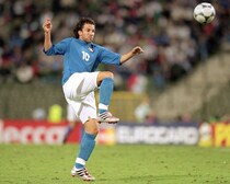 「最高にクール」「イタリア人はいつもかっこいい」アッズーリ元10番の近影にファン熱狂！ 各国レジェンドとも一緒に「素晴らしい再会」【Ｗ杯】