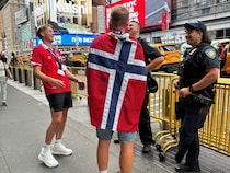 街中で警察官とも談笑。ノルウェーサポの抜群のコミュ力。大会を大いに盛り上げた彼らの健闘もまた、選手同様に称えたい【Ｗ杯戦記】