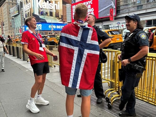 街中で警察官とも談笑。ノルウェーサポの抜群のコミュ力。大会を大いに盛り上げた彼らの健闘もまた、選手同様に称えたい【Ｗ杯戦記】