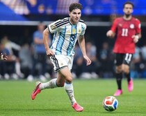 バルサ行きから一転…Ｗ杯で活躍中のアルゼンチンFWがアーセナル移籍か。英紙が報道「交渉をプレシーズン開始前にまとめるべく動いている」