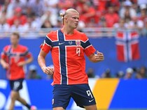 話題となったハーランドの“アライグマ”はチームの『お守り』になっていた！ ノルウェー代表の同僚が明かす「僕らとずっと一緒だった」【W杯】