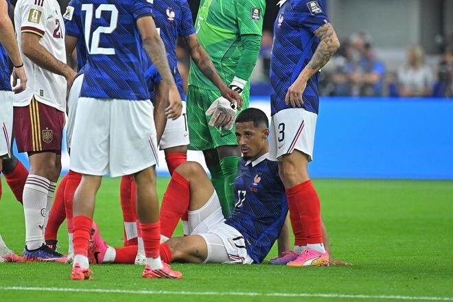 フランスに心配なアクシデント…“守備の要”が前半にまさかの負傷交代。接触プレーなしで突如ピッチに座り込む【W杯準決勝】