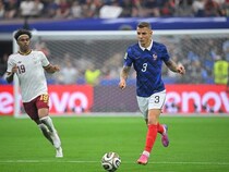「ひどすぎる」「完全にやらかした」痛恨のPK献上…フランス代表DFのミスに母国ファンから不満の声「許されない」【W杯】