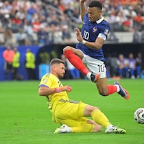 「なぜ、そこにGKシモン」エリア外への飛び出しで“エムバペ封じ”を完遂したスペイン守護神の超ファインプレー【W杯】