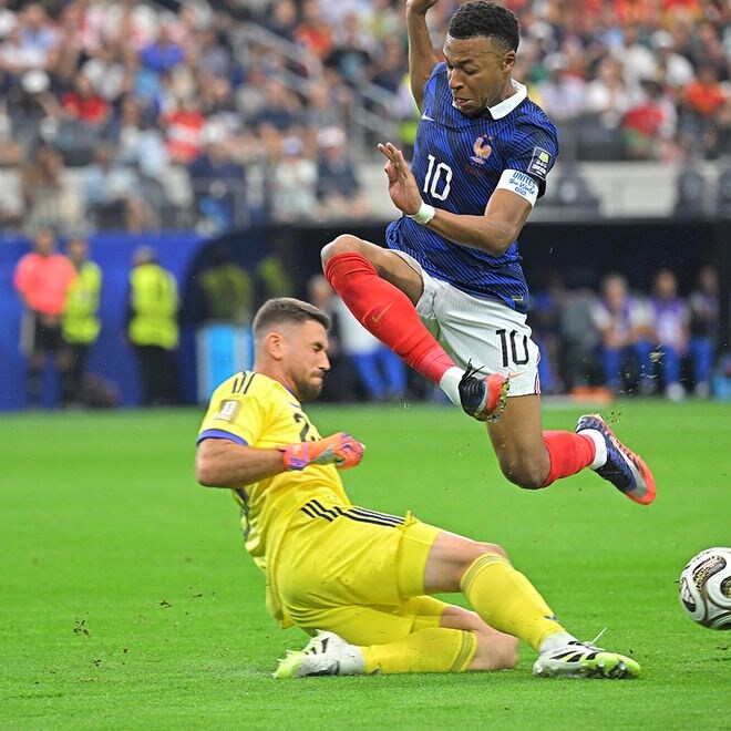 「なぜ、そこにGKシモン」エリア外への飛び出しで“エムバペ封じ”を完遂したスペイン守護神の超ファインプレー【W杯】
