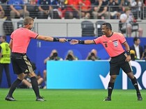 あ、持ってなかった！ スペイン対フランス戦でまさかの珍事。主審が“必需品”の忘れ物「開始数分で気まずい失態」と英紙報道【Ｗ杯】
