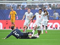開始直後から激しい肉弾戦！ 乱闘寸前の事態も。白熱のアルゼンチン対イングランドはスコアレスで後半へ【W杯準決勝】