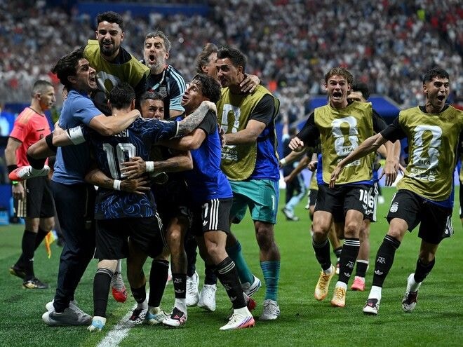“因縁対決”を制したアルゼンチンが2大会連続のファイナル進出! 2-1でイングランドに劇的逆転勝利! 連覇を懸けてスペインとの頂上決戦へ【W杯】