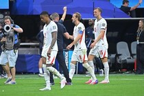 「選手の能力の問題ではない」痛恨逆転負けで元イングランド代表FWが指摘。後半の“守備的戦術”に苦言「トゥヘルの采配が裏目に出た」【W杯】