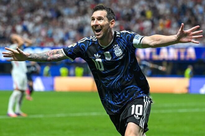 「いい歳をした男が…お詫びします」元日本代表MFがアルゼンチンvsイングランド戦の解説を巡って謝罪。ファンからは続々と意見が届く【W杯】
