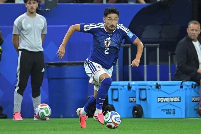 「かっこよすぎ」「よく似合うな!」日本のW杯戦士が披露した“3200万円”高級SUVとの2ショットに反響!「奥に建英がおる?」