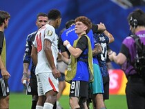 なぜベリンガムはアルゼンチン代表MFを“平手打ち”したのか。英紙が理由を推測「イングランドの選手たちに向かって…」【W杯】