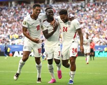 「なんだこの試合は」「鳥肌止まらん」歴史的６－４大乱戦で“祭り状態”！サカがハットのイングランド、エムバペ２発のフランス撃破【W杯３決】