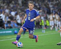 「スターの宴だわ」日本代表MFが公開した“大物芸能人”との超豪華３ショットに大反響！「最高の光景」「羨ましい」