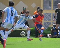 「スペインがうますぎる」「アルゼンチンの一刺しが１番怖い」ファイナルの前半は互いに譲らず。ファン熱視線「審判の基準違くね？」【Ｗ杯決勝】