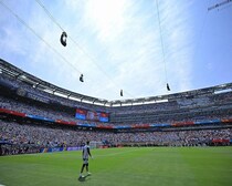 「現地観戦してる！」「お元気そうでなにより」Ｗ杯決勝の中継に映った御年82歳のレジェンドミュージシャンにファン注目！「若いなぁ」