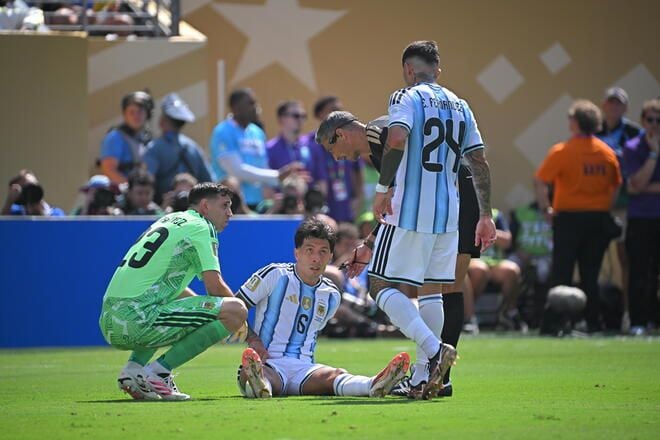 アルゼンチン代表に痛恨のアクシデント。44分に28歳DFが負傷交代。右足を痛めたか…【W杯決勝】