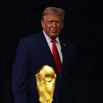 「選手より先にトランプがトロフィーに触れてる…」米大統領とFIFA会長が横並びで観戦「楽しそうだな」「絶対トロフィーリフトの時出てくる」の声【Ｗ杯決勝】