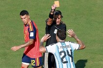 まさかの90＋３分に痛恨の退場…アルゼンチン主力MFが２枚目イエローカード。延長戦へ、数的不利の大ピンチ【W杯決勝】