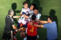 「サッカー界の恥だ！」決勝終了直後、アルゼンチン代表MFが相手選手にパンチを見舞う“愚行”に批判殺到！「処分されるべき」と英糾弾