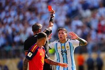 「当然の判定だった」アルゼンチン紙がエンソ退場劇を厳しく評価。連覇の夢潰えた“決勝の分岐点”「彼は存在感を示せず」「不本意な午後を締めくくる」【W杯決勝】