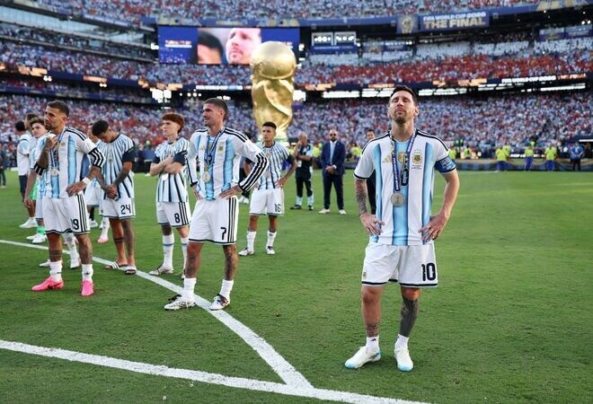 「品格のかけらもない！」パンチ事件だけでなく…アルゼンチン代表が決勝表彰式でみせた“非礼な態度”を英メディアが糾弾！「現実を受け入れられないんだ」【W杯】