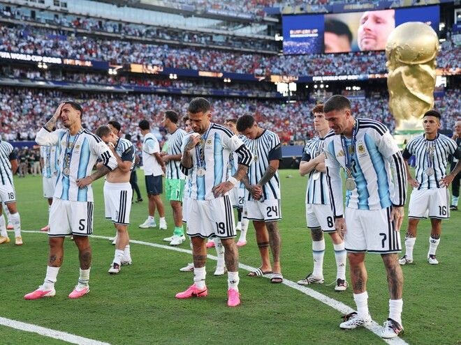 「完全沈黙で会場を後にした」失意のアルゼンチン代表、試合後に“メディアとの接触一切なし”と舞台裏を母国報道。唯一、口を開いたのは…【W杯決勝】