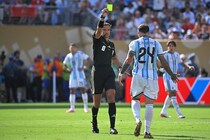 「彼には荷が重すぎた」決勝主審をアルゼンチン紙が酷評。“２つの判定”を問題視「重大なミスを犯した」「バエナにも警告を与えるべきだった」【W杯】