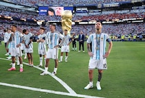 「なぜ彼だけが」暴力行為で荒れた試合後…スペインに“背を向けた”アルゼンチンで一人だけトロフィーリフトを“直視”する選手がいた――【W杯】