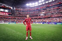 「どっちもエグいボディ！」Ｗ杯の涙から２週間…Ｃ・ロナウドが美女婚約者と“セクシーな水着姿”でファン圧倒！「自宅のプール？」「永遠に美しいカップル」