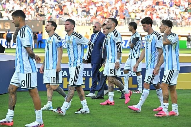 「悲しみもあるけど…」レッドカーペットに特別警備。準優勝アルゼンチン“帰国シーン”に母国ファン喝采「胸を張ってくれ」【W杯】